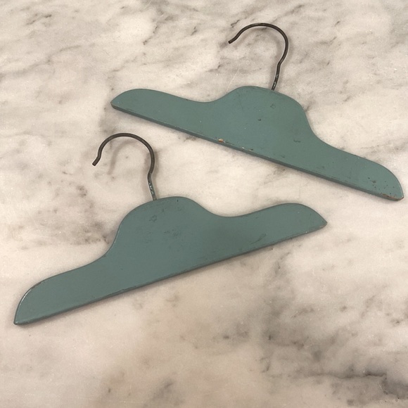 Vintage hangars - Picture 2 of 3